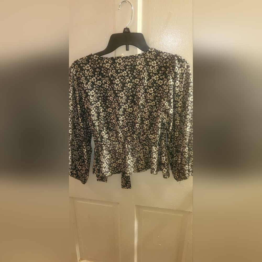 Black and white floral cropped ruffle hem blouse fake wrap size Medium